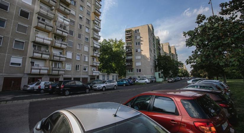 Felháborító! Fényes nappal rongáltak meg több méregdrága autót Debrecenben! - videóval