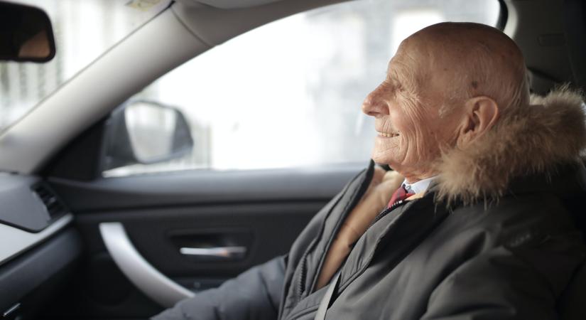 Most jött a rendkívüli hír: döntés született az idősek jogosítványáról