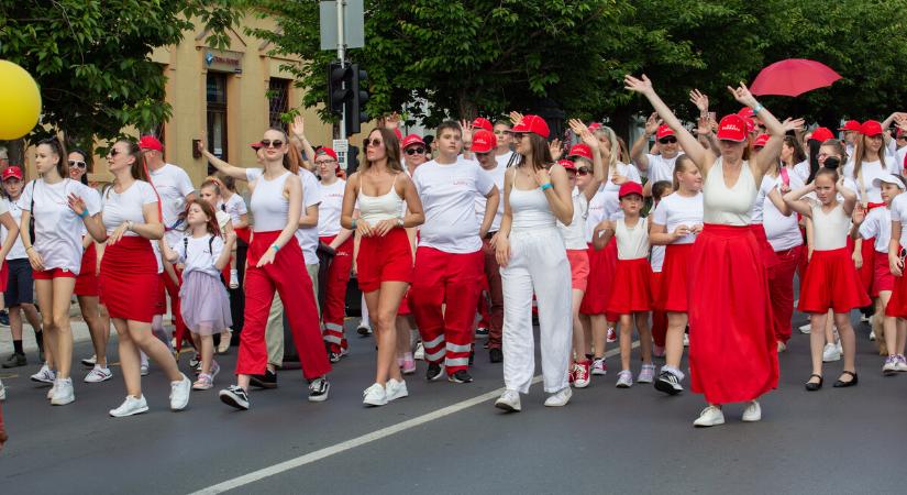Igazi karneváli hangulat uralkodott a város utcáin a fesztivál második napján