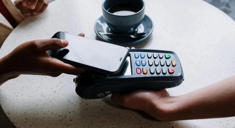 Szárnyal az okoseszközös fizetés, az Apple Pay áll az élen