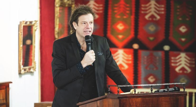 Szoborfejek, pocakfotó és világsztárok: nem semmi hetet zártak celebjeink