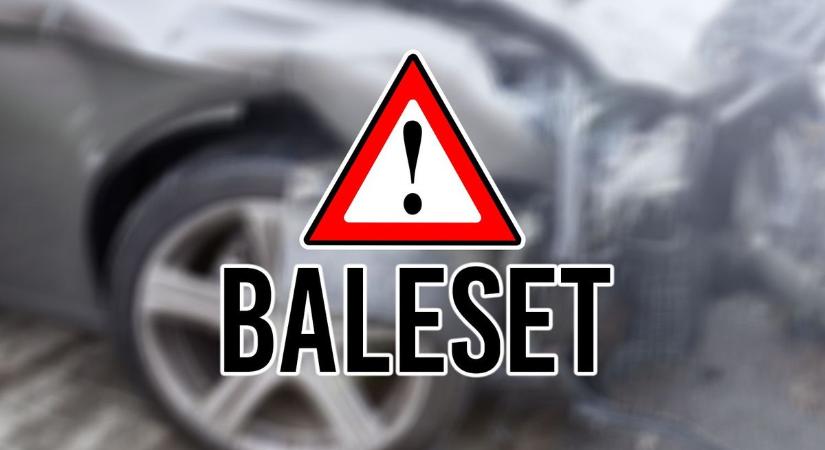 Frontális karambol Tiszavasvárinál – egy ember beszorult a járműbe