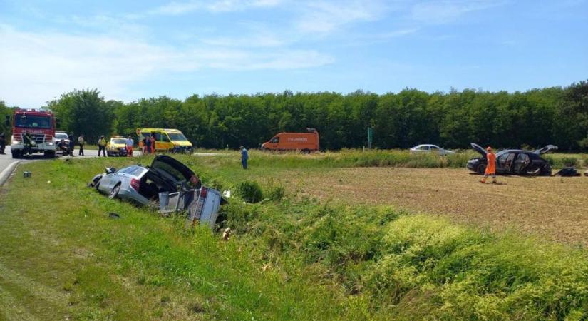 Egy Porsche és egy Mercedes karambolozott a 86-os főúton - fotók