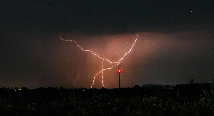 Zivatarokkal tarkított nyári napot ígérnek hétfőre
