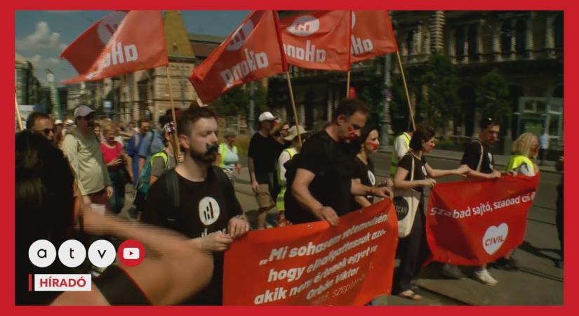 Leragasztott szájakkal tüntetnek – országos tiltakozás a civileket listázó javaslat ellen