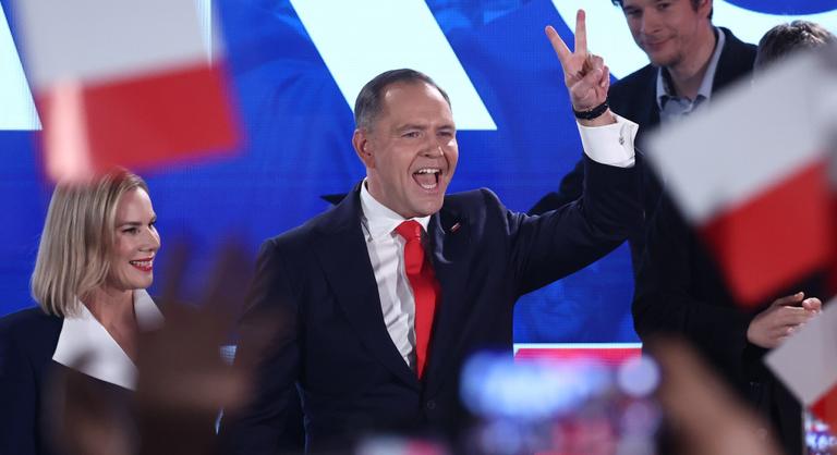 Hatalmas fordulat Lengyelországban, a jobboldali Karol Nawrocki győzött