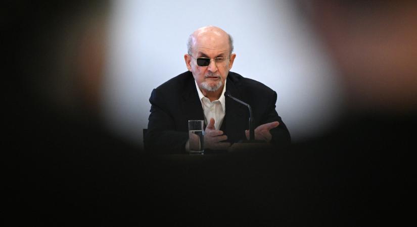 Salman Rushdie túltette magát a késes támadáson