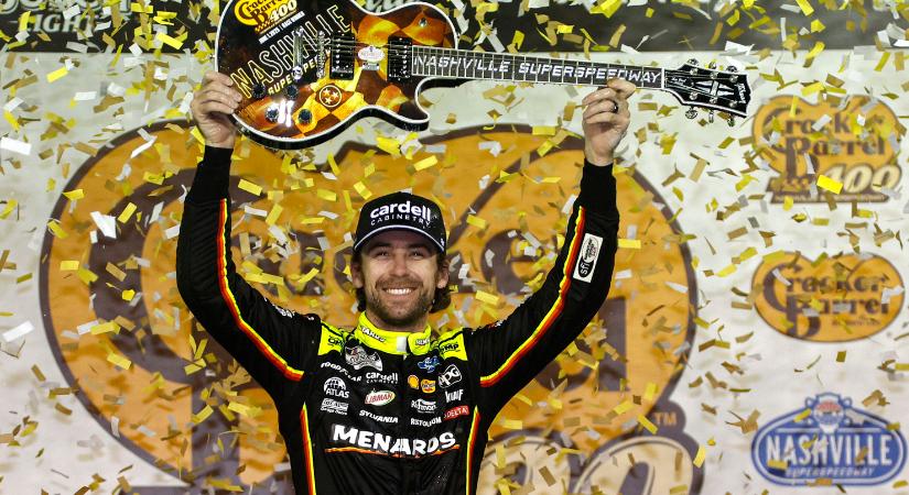 NASCAR: Blaney nyert Nashville-en és megkapta a világ legmenőbb gitárját