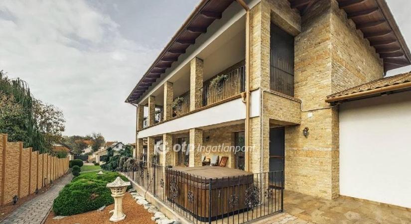 Elképesztő luxusvillát kínálnak Győrben - Tiszta mediterrán a hangulata