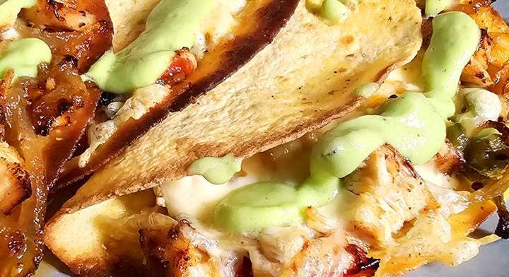 Fűszeres csirkehússal töltött tortilla: avokádószósz borítja