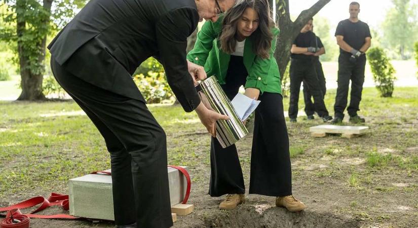 Agnes Denes 1000 éves időkapszuláját rejtették el a Városliget mértani középpontjába
