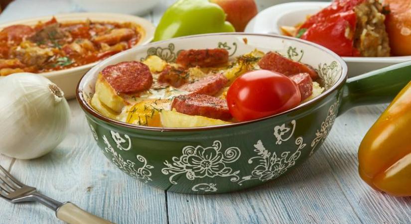 Hagymás rakott krumpli színes zöldségekkel: az alapja a klasszikus recept