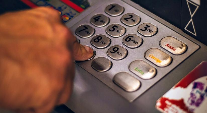 Csalók vadásznak a pénzedre – ezt állítsd be most a mobilbankban, mielőtt baj lesz!