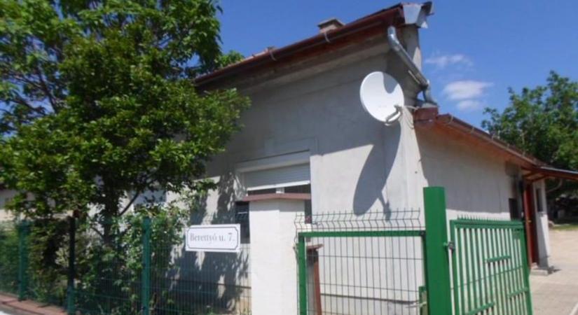 Garázst és családi házat árverez a NAV