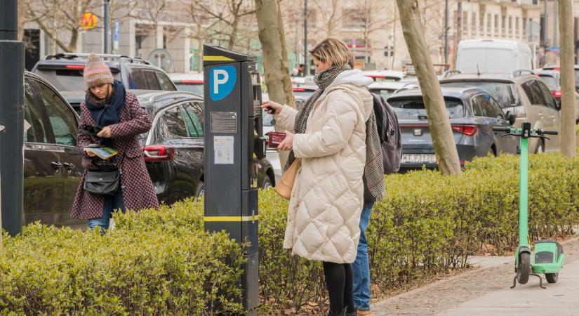 Trükkös QR-kód csalással fosztják ki az autósokat, már több város érintett!