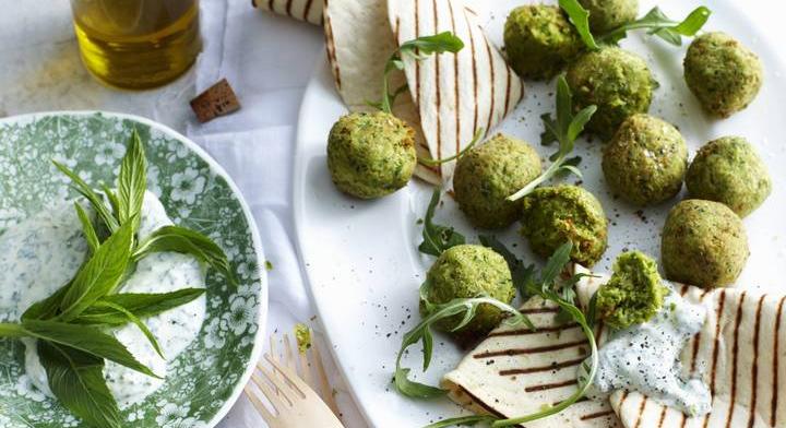 Könnyű, zöldborsós falafel: zöld színfoltja lesz a tányérnak