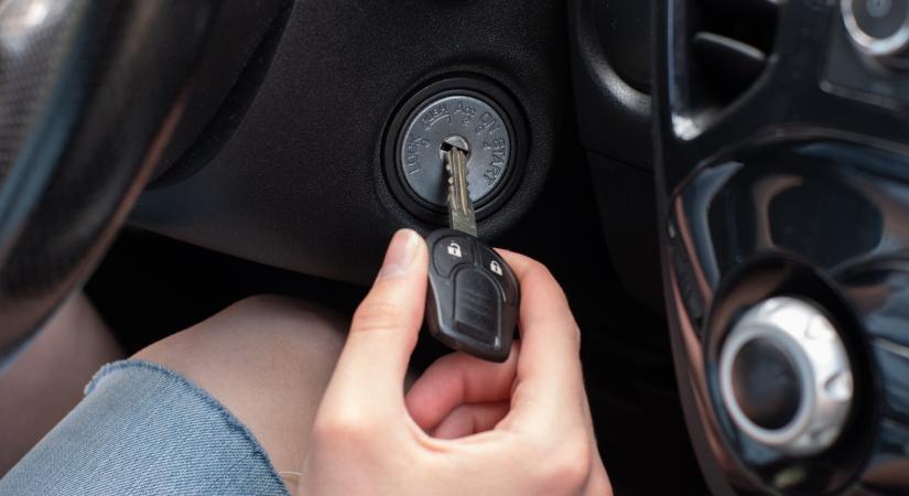 Ez történik a motorban amikor elfordítod az indítókulcsot