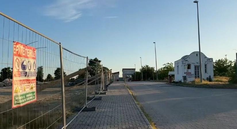 Már épül a lakópark a balatonfüredi görög falu hűlt helyén – videó