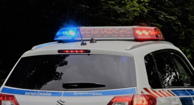 Betonfalnak csapódott egy autó a vasúti felüljárónál