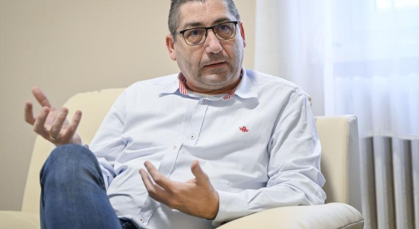 Biharkeresztes hidat épít térben és időben