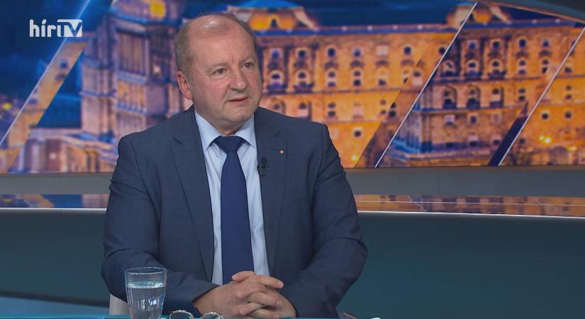 Simicskó István: Senki sem dönthet a magyar emberek feje fölött egy ilyen horderejű kérdésben