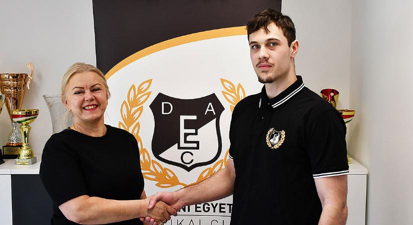 A kupadöntőstől szerződtetett feladót a DEAC
