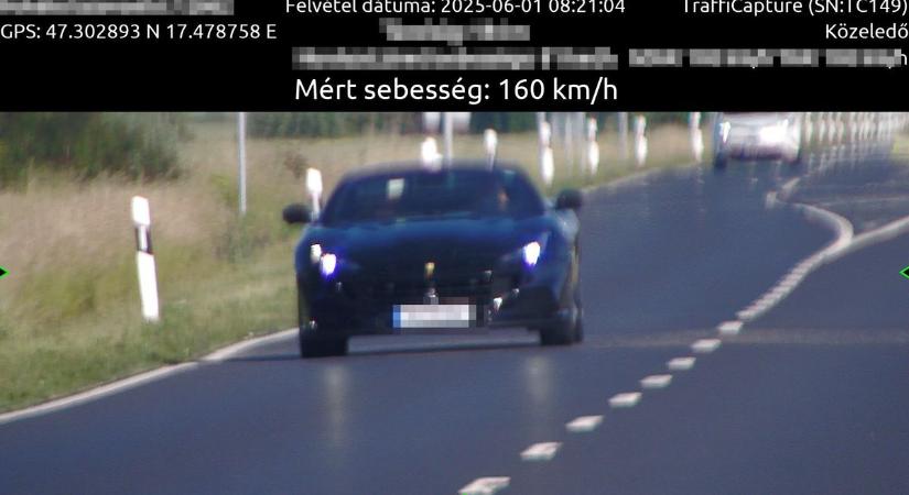 Ferrarival repesztett egy sofőr a szomszéd vármegyében, bemérték a rendőrök