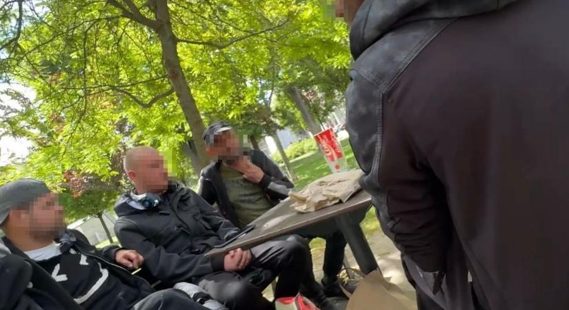 Hajléktalanok lepik el a II. János Pál pápa teret