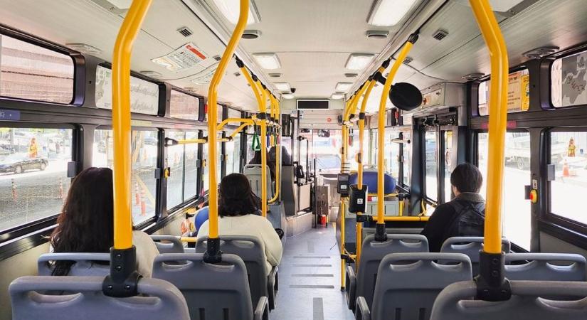 Brutális jelenet a menetrendszerinti buszon, lefejelte utastársát az ittas férfi