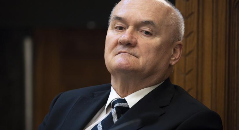 Hende Csaba nem teljesítette az alkotmánybíróvá válás egyik feltételét, de szerencsére volt egy másik
