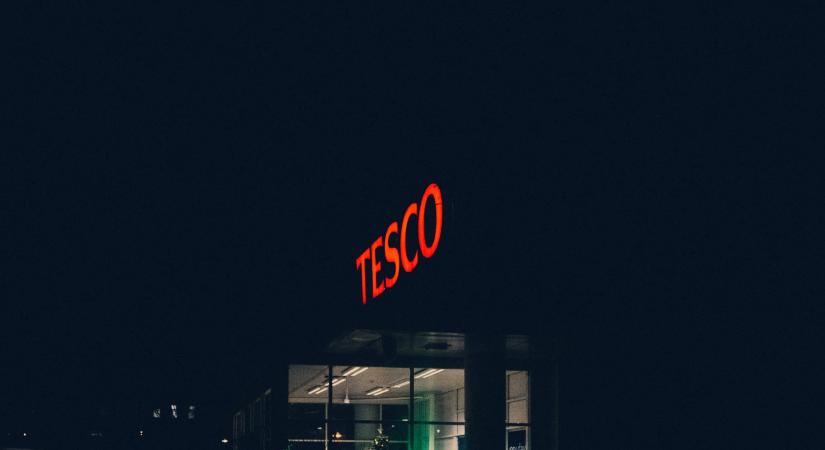 Kibabrál a Tesco az idős vásárlókkal