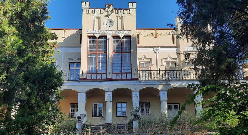 Rejtőzködő kastély a Balaton partján (galéria)
