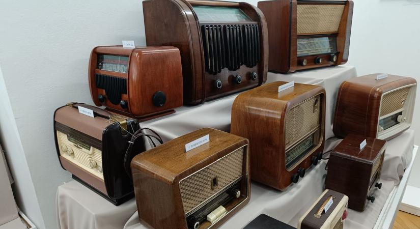 Fotók a Folyosó Galériában, közben pedig szól a rádió (képgalériával)