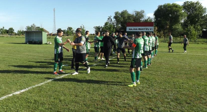 Egészen drámai módon dőlt el, melyik csapatnak kell búcsúznia a szezon végén, sportszerű gesztust kapott a bajnokcsapat Mártélyon