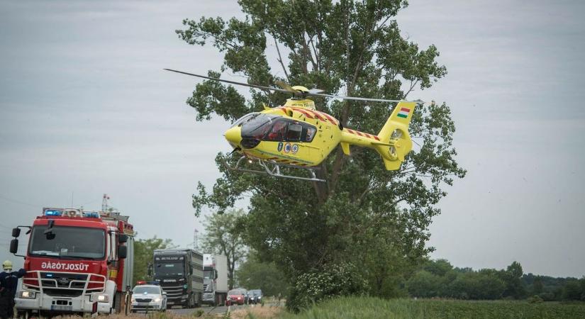 Nagy lehet a baj: mentőhelikopter is leszállt az M1-esen