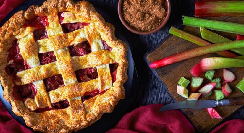 Ízletes epres-rebarbarás pite: különlegesen finom desszert nyári napokra – recept!