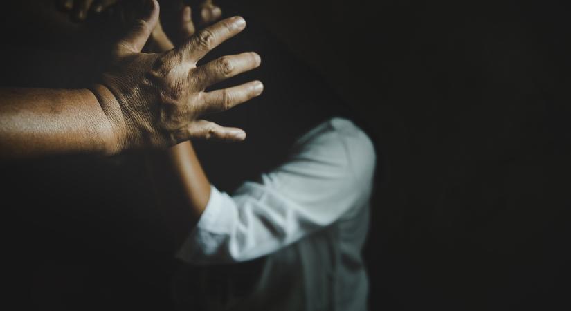 Félholtra vert egy férfi egy fiatal nőt az utcán