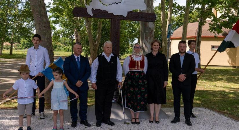 Kettős kereszt hirdeti a nemzeti egységet Nagymányokon
