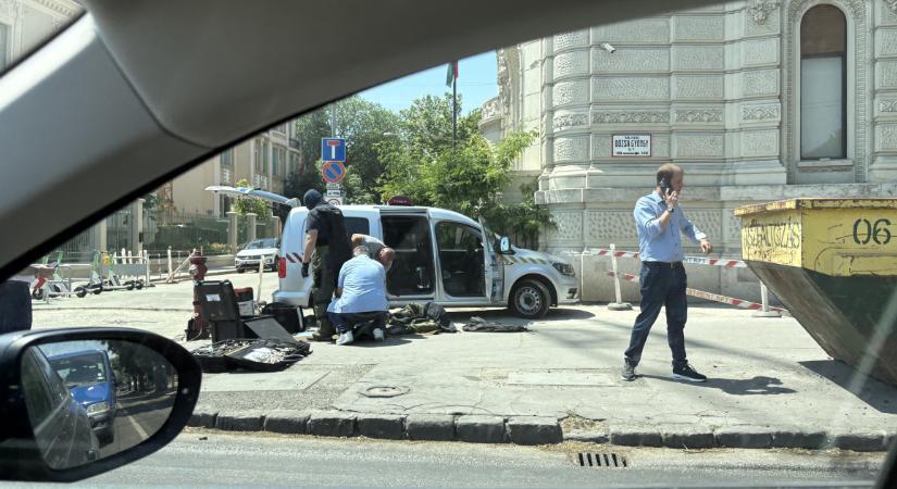 Tűzszerészek vonultak ki a Fidesz székházához
