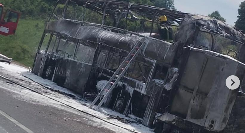 Kigyulladt egy diákokat szállító busz Boljevacnál (fotóvideó)
