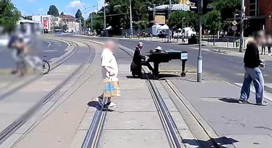 Guruló zongora hajtott át egy villamos előtt Budapesten – videó