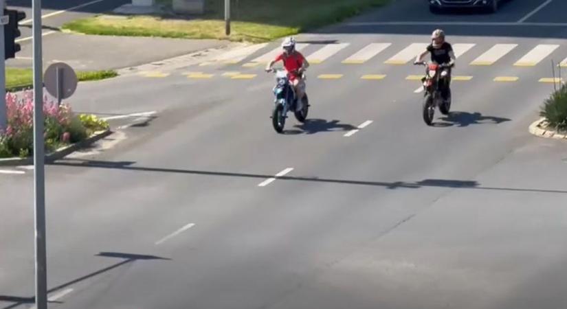 Szerinted ez szabályos? Egykerekező motoros fiatalokat vettek videóra, mindenki ezen vitatkozik