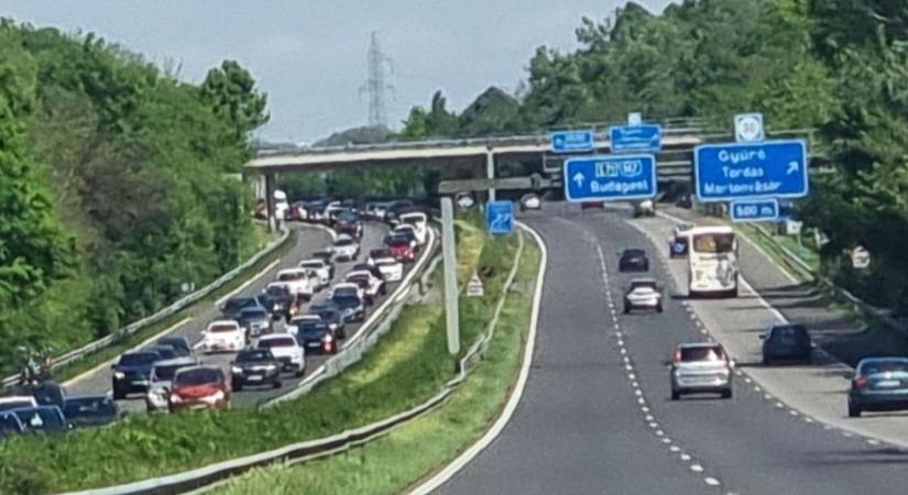 Durva, ami az utakon történik: az M7-es is elesett, hatalmas a dugó