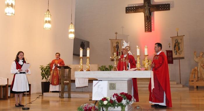 „…Mély és varázslatos rendhagyás…” Sendenben – bérmálással egybekötött templombúcsú a neu-ulmi magyar katolikus közösségben