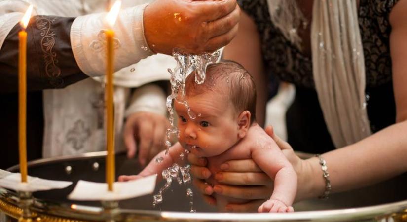 Erre senki nem számított a keresztelőn: a baba megviccelte a rokonságot