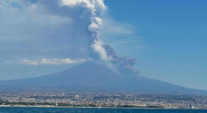 Újra kitört az Etna, piroklasztikus ár zúdult le a hegyoldalon