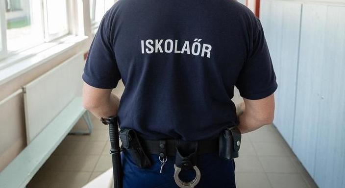 Rátámadt az iskolaőrre a felső tagozatos diák, felelnie kell tettéért