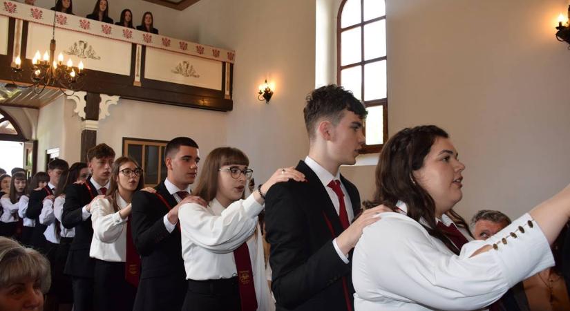 Huszonegy végzős búcsúzott a Nagyberegi Református Líceumtól - Utaid, Uram, mutasd meg