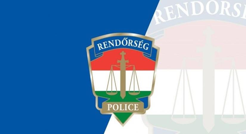 Brutális rongálás a játszótéren, betontömbbel zúzták be az ajtót