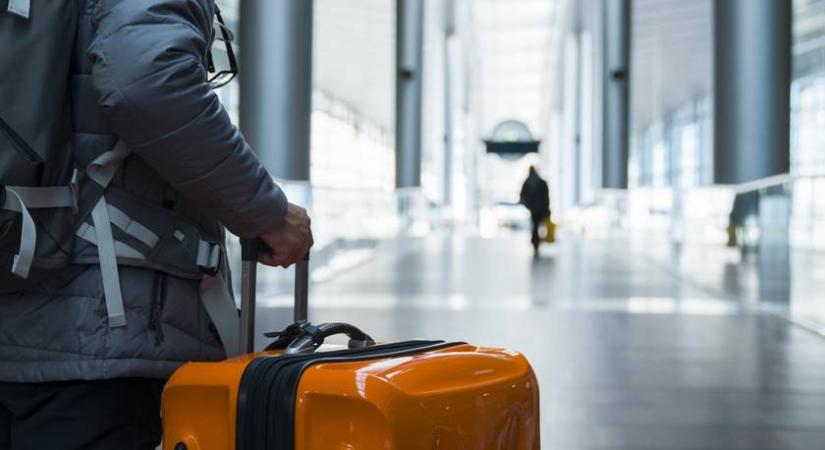 Kinyitottak egy gyanús csomagot a vámosok a reptéren: vérfagyasztó dologra bukkantak benne
